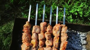 Şiş kebap şiş kebap, açık havada.