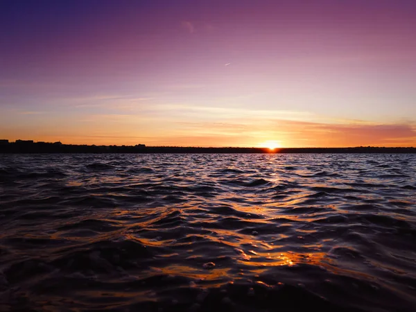 Схід Сонця Над Річкою Відображенням Воді Червоно Помаранчеві Хмари — стокове фото