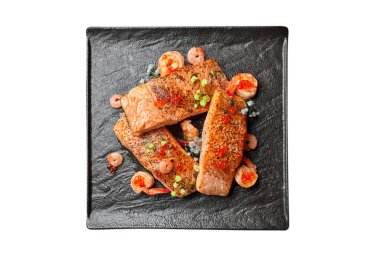 Kızarmış somon bifteği, kızarmış karides, bir tabakta, beyaz üzerine izole edilmiş.