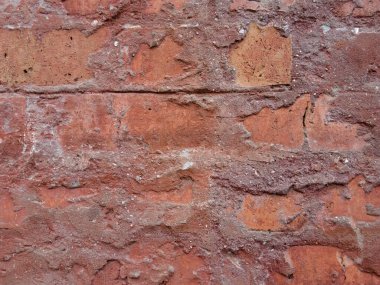 Sert kırmızı tuğla duvar, çimento parçalarıyla