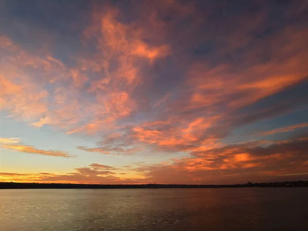 Zonsopgang Het Meer Met Riet Voorgrond Rood Oranje Wolken — Stockfoto