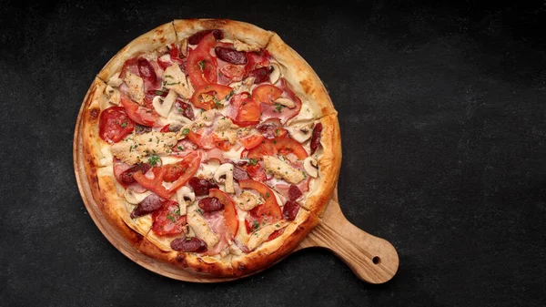 Pizza Con Pollo Funghi Salsiccia Carne Pomodori Una Tavola Legno — Foto Stock