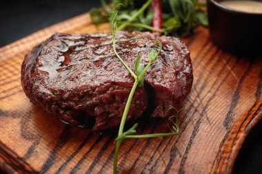 Köfte tahtada, arka planda.