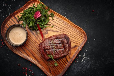 Köfte tahtada, arka planda.