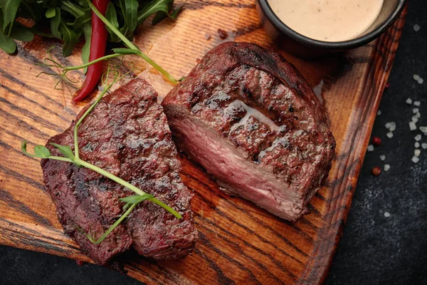 Filete Carne Tabla Madera Sobre Fondo Oscuro — Foto de Stock