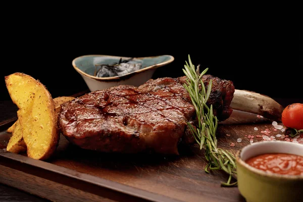 Tomahawk Steak Kosti Omáčkou Bramborami Dřevěné Desce — Stock fotografie