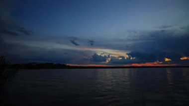 Gölde hızlandırılmış gün batımı