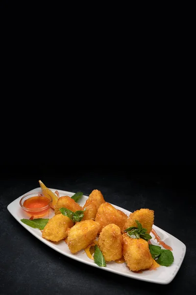 Nuggets Con Queso Menta Mermelada Plato Sobre Fondo Oscuro —  Fotos de Stock