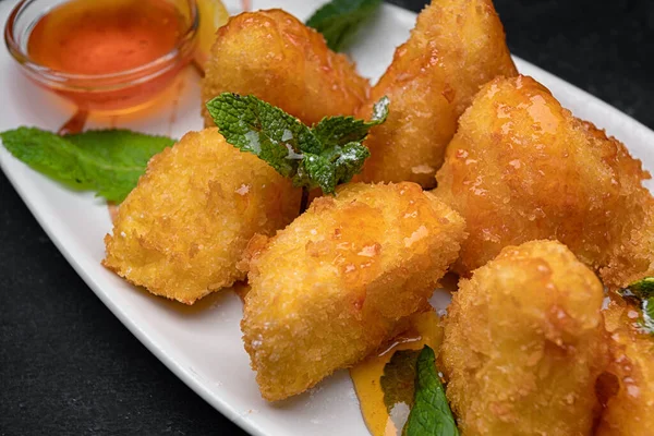 Nuggets Con Queso Menta Mermelada Plato Sobre Fondo Oscuro —  Fotos de Stock