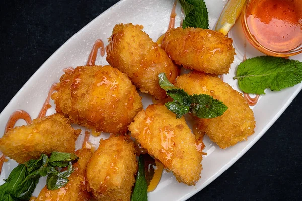 Nuggets Con Queso Menta Mermelada Plato Sobre Fondo Oscuro —  Fotos de Stock