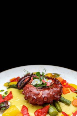 Kuşkonmaz ve sosla ızgara ahtapot dokunaçları.