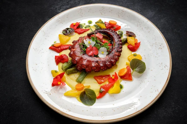 Kuşkonmaz ve sosla ızgara ahtapot dokunaçları.