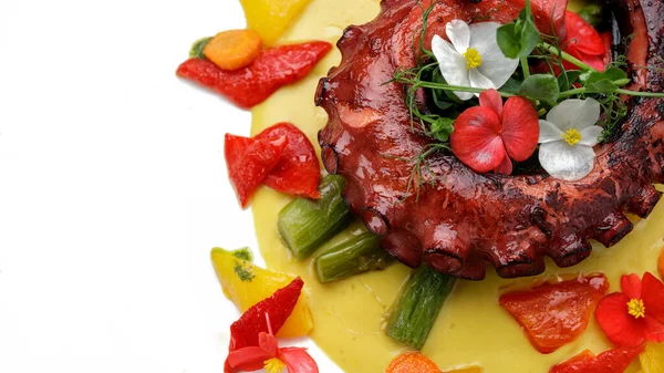 Kuşkonmaz ve sosla ızgara ahtapot dokunaçları.