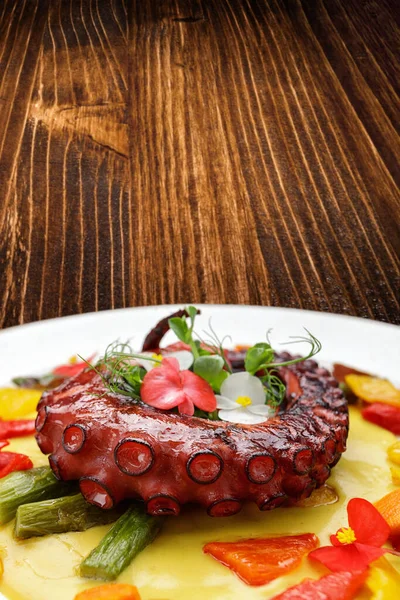 Kuşkonmaz ve sosla ızgara ahtapot dokunaçları.