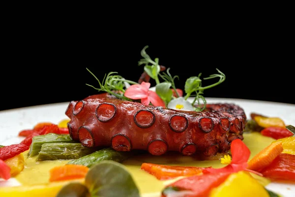 Grilled Octopus Tentacles Plate Asparagus Sauce — Stock Photo, Image