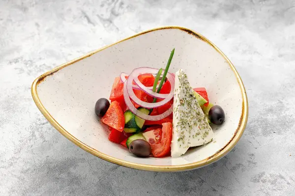 Zeytinli ve soğanlı Yunan salatası