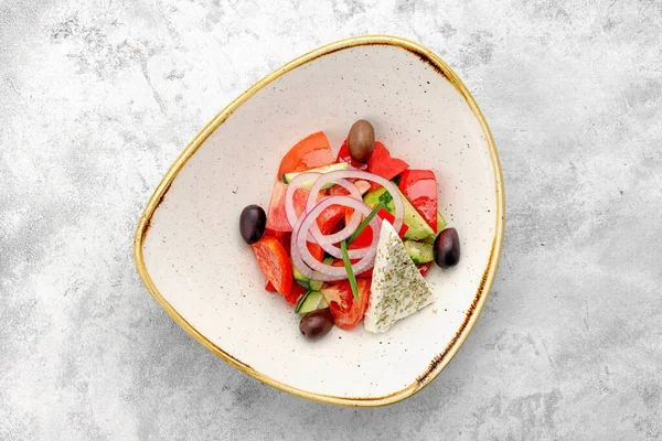 Zeytinli ve soğanlı Yunan salatası