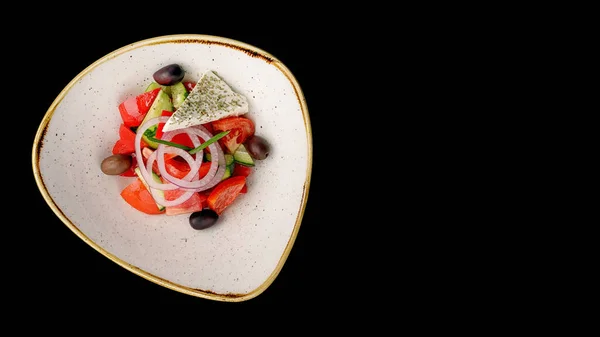 올리브와 양파와 접시에 그리스 샐러드 — 스톡 사진