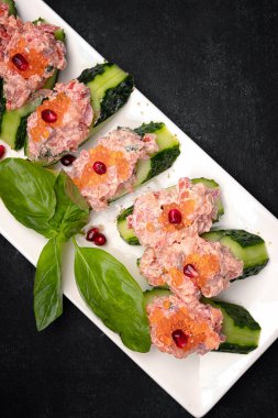 Somon, kırmızı havyar ve yeşil salatalık ile aperatif.