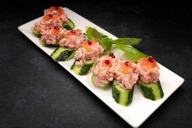 Somon, kırmızı havyar ve yeşil salatalık ile aperatif.