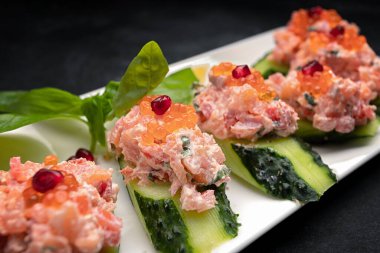 Somon, kırmızı havyar ve yeşil salatalık ile aperatif.