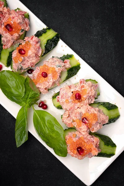 Somon, kırmızı havyar ve yeşil salatalık ile aperatif.