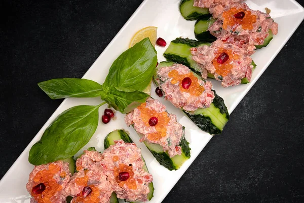 Somon, kırmızı havyar ve yeşil salatalık ile aperatif.