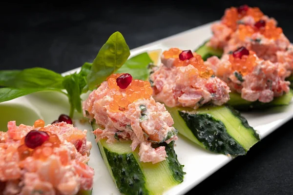 Somon, kırmızı havyar ve yeşil salatalık ile aperatif.