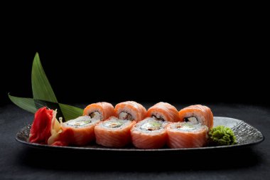 Philadelphia 'yı yılan balığı, somon, krem peynir ve avokado ile yuvarla.