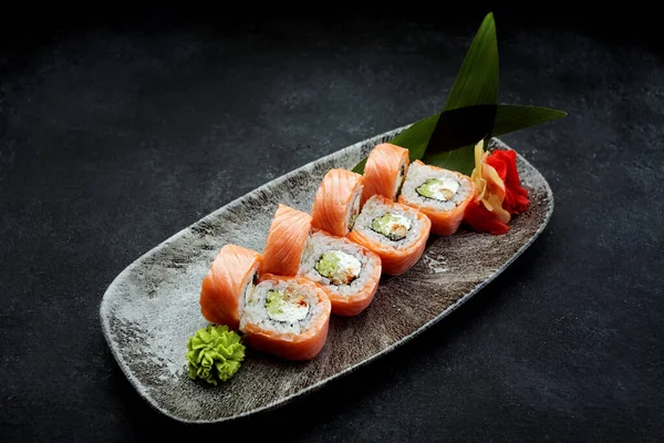 Philadelphia 'yı yılan balığı, somon, krem peynir ve avokado ile yuvarla.