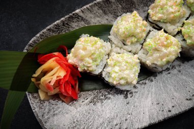 Suşi rulo volkan, wasabi ve zencefilli, bir tabakta