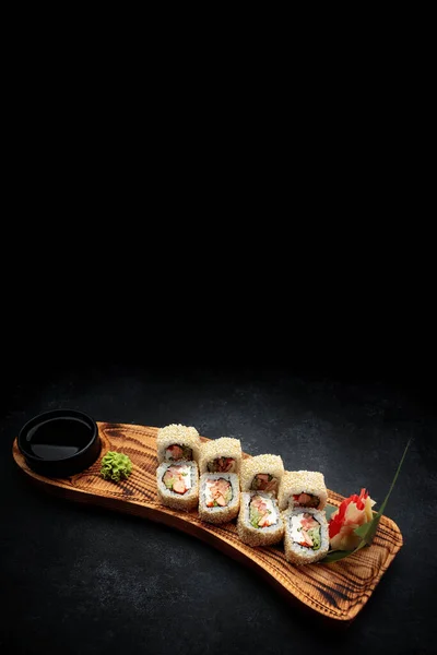 Sushi Rolle Mit Gebratenem Lachs Tomaten Käse Grünen Zwiebeln — Stockfoto