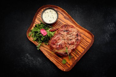 Soslu ve roka soslu domuz boyunlu biftek.