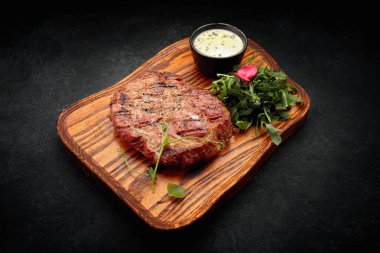 Soslu ve roka soslu domuz boyunlu biftek.