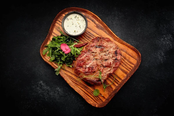 Soslu ve roka soslu domuz boyunlu biftek.