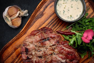 Soslu ve roka soslu domuz boyunlu biftek.