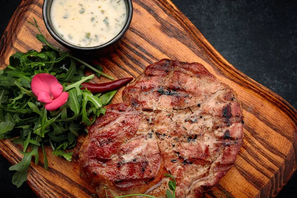 Soslu ve roka soslu domuz boyunlu biftek.