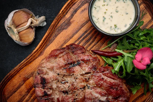 Soslu ve roka soslu domuz boyunlu biftek.