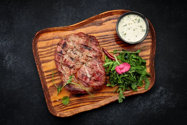 Soslu ve roka soslu domuz boyunlu biftek.