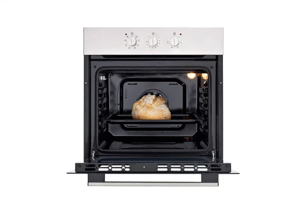 Horno negro con panel de control plateado, tres perillas de control redondas. Puerta abierta y pan horneado en el interior, luces en el interior. Vista frontal. Aislar en blanco — Foto de Stock