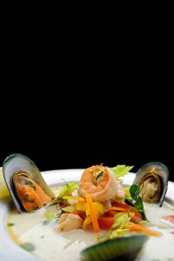 Somon ve deniz mahsullü kremalı balık çorbası.