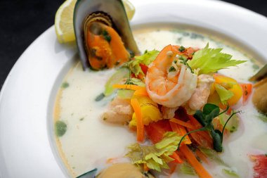Somon ve deniz mahsullü kremalı balık çorbası.