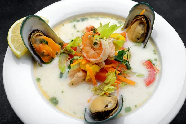 Somon ve deniz mahsullü kremalı balık çorbası.