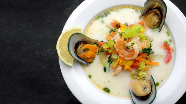 Somon ve deniz mahsullü kremalı balık çorbası.
