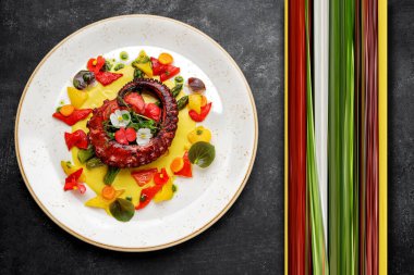 Kuşkonmaz ve sosla ızgara ahtapot dokunaçları.