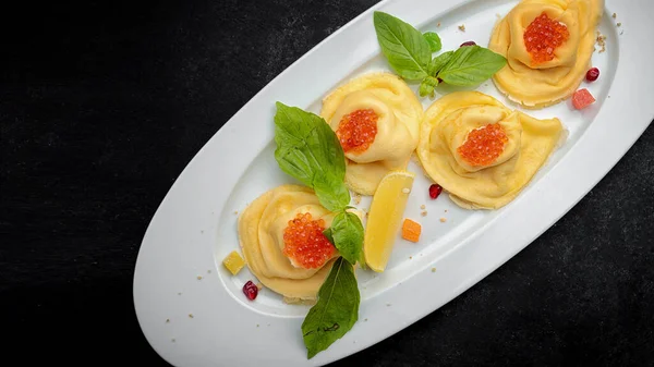 Panqueques Tradicionales Con Caviar Rojo Plato Blanco Albahaca Fondo Oscuro —  Fotos de Stock