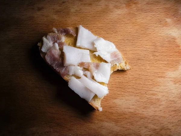 Bitterweißes Brot Mit Speck Auf Einem Schmutzigen Holzbrett Ansicht Von — Stockfoto