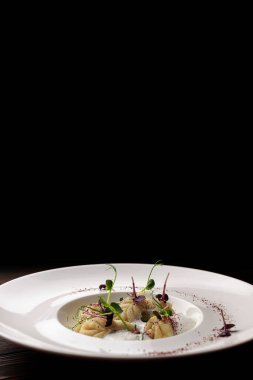 Tabakta kurze tabağı. Baharatlı ahşap bir arka planda