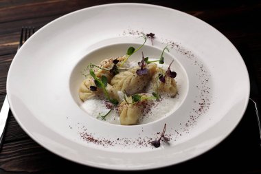 Tabakta kurze tabağı. Baharatlı ahşap bir arka planda