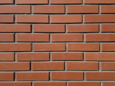 Sert tuğla duvar ve çimento parçaları.